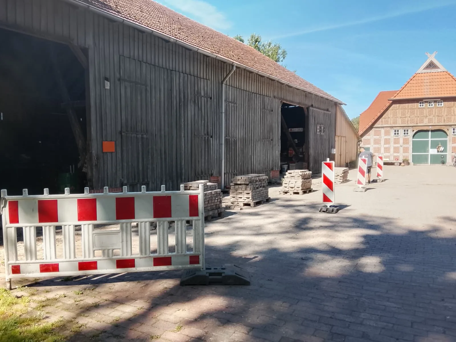 Baustellenbereich auf einem Hof