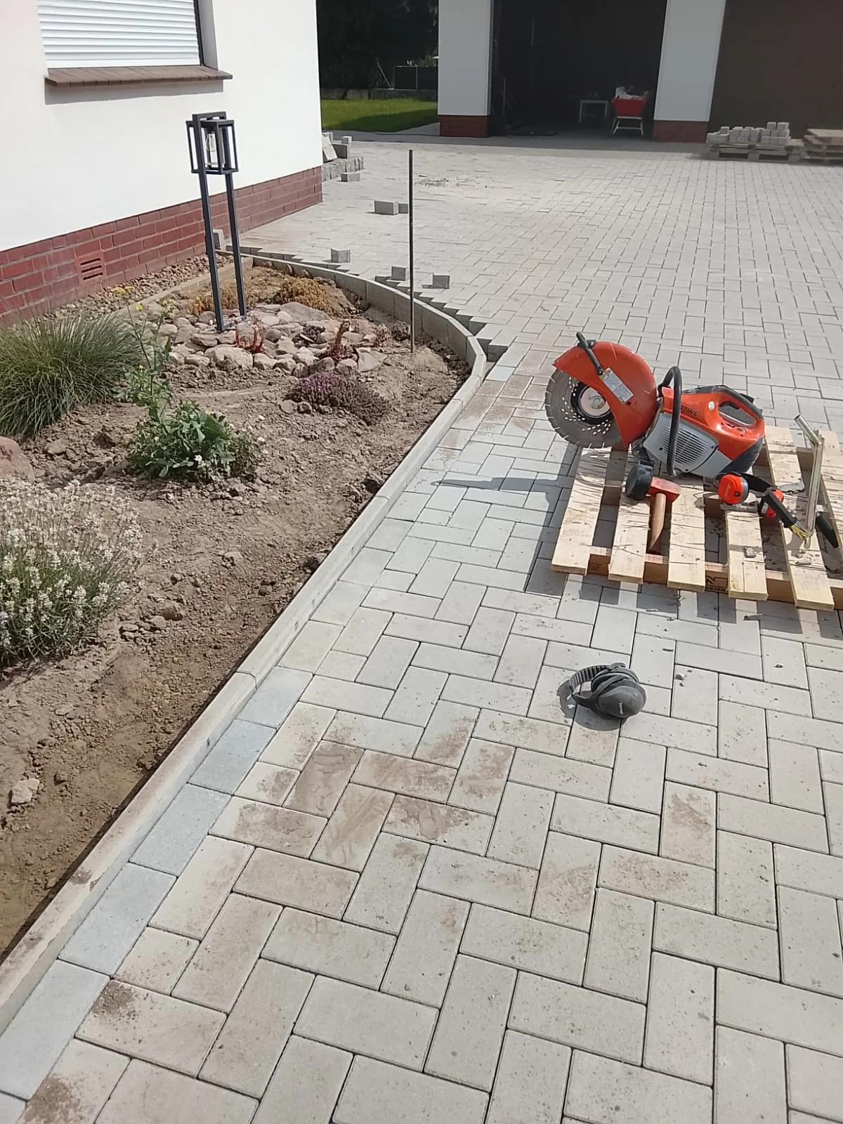 Trennschneider auf einer Pflasterfläche