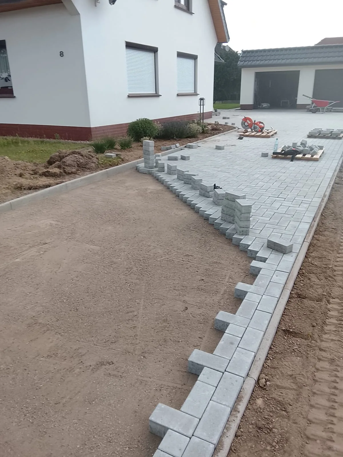 Pflasterfläche während der Verlegung
