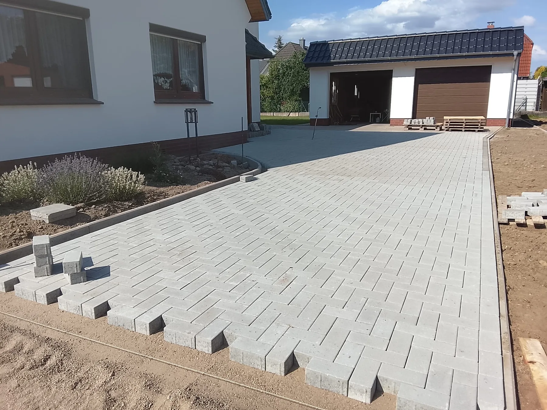 Neu gepflasterte Zufahrt an Wohnhaus und Garage