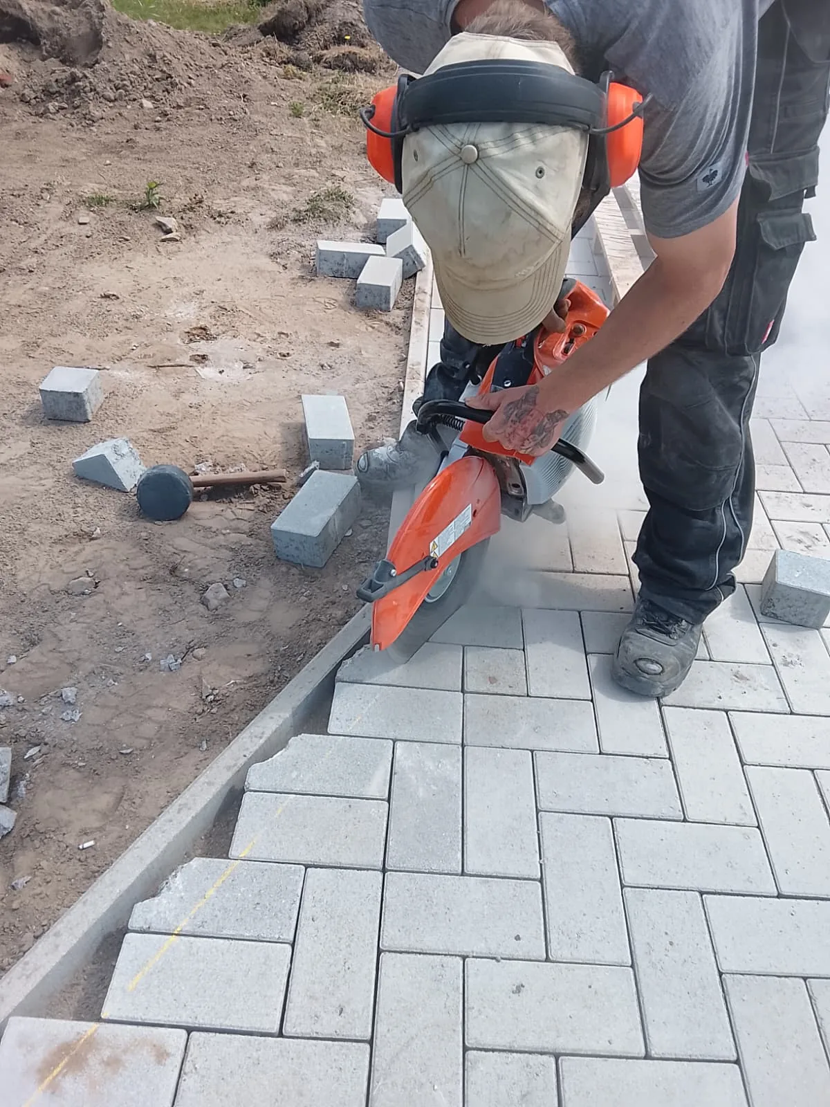 Schneidarbeiten an Pflaster und Randsteinen