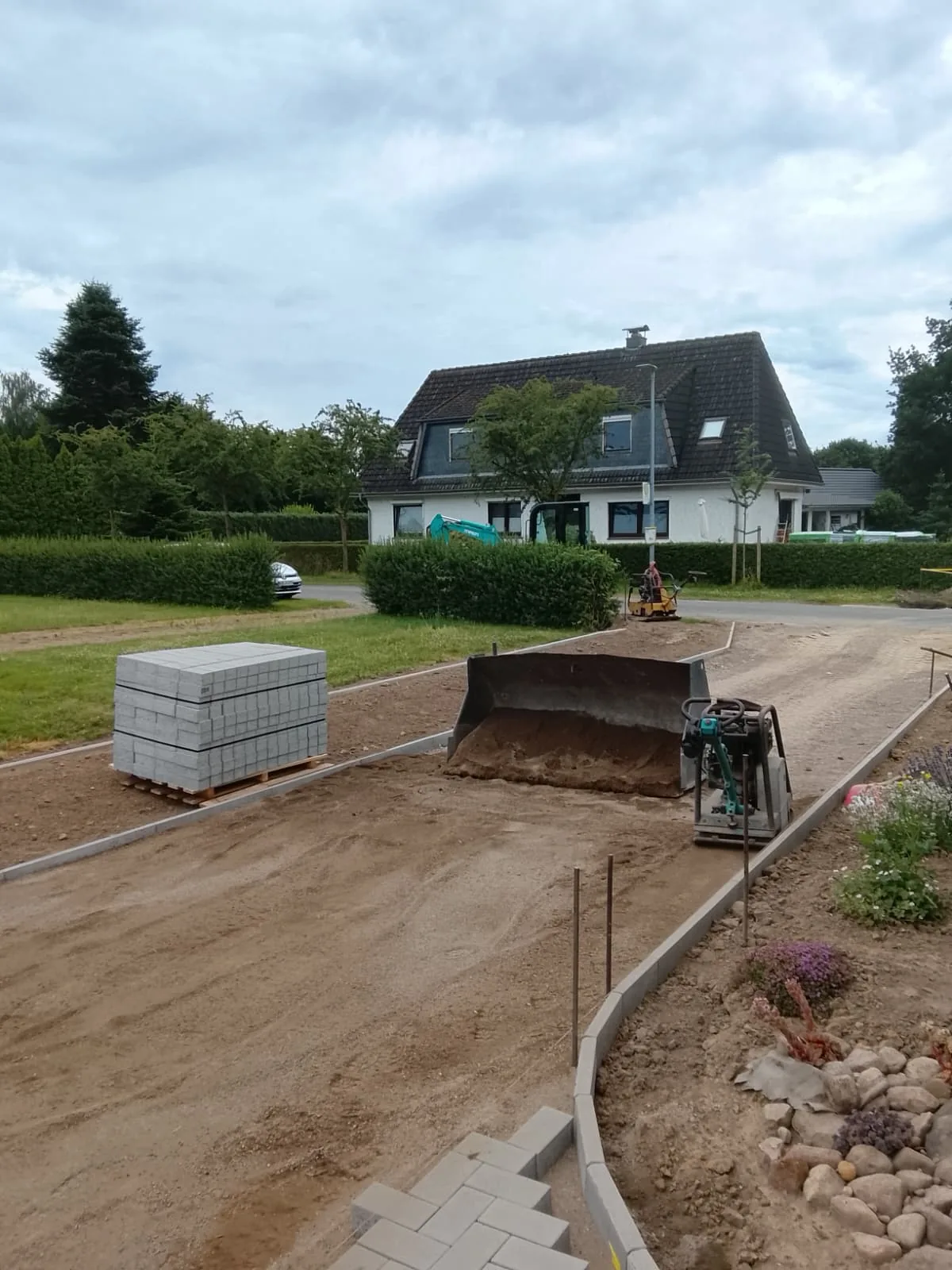 Zufahrt mit vorbereitetem Unterbau